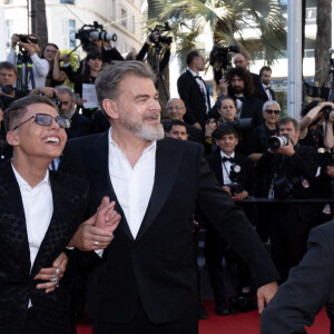 Artus, Clovis Cornillac et l'équipe du film "Un p'tit truc en plus" - Montée des marches du film " Le comte de Monte-Cristo " lors du 77ème Festival International du Film de Cannes, au Palais des Festivals à Cannes. Le 22 mai 2024 © Jacovides-Moreau / Bestimage