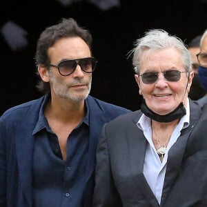 Heureux d'être de retour à Douchy auprès de son père, Anthony Delon a partagé un cliché de l'un des bergers malinois de l'acteur, Blew dans son domaine.
Alain Delon et son fils Anthony - Obsèques de Jean-Paul Belmondo en l'église Saint-Germain-des-Prés, à Paris. © Dominique Jacovides / Bestimage 