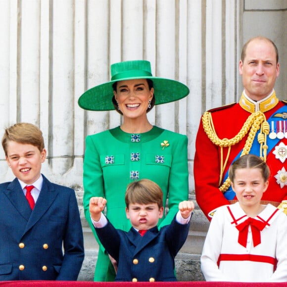 L'avion appartenait au Battle of Britain Memorial Flight, basé à la RAF Coningsby, et la RAF a déclaré qu'une "enquête approfondie" serait menée selon Hello!.
Archives : Kate Middleton, le prince William, George, Louis et Charlotte de Cambridge