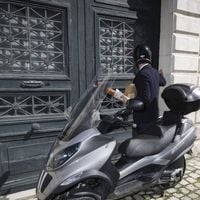 Le fameux scooter de François Hollande revendu bien plus cher que son prix réel, on sait qui l'a acheté !