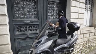 Le fameux scooter de François Hollande revendu bien plus cher que son prix réel, on sait qui l'a acheté !