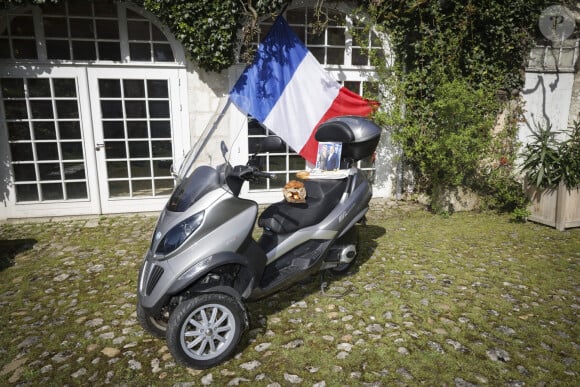 Exclusif - Le célèbre scooter de François Hollande est en vente à l'Etude Rouillac à Vendôme en Indre-et-Loire le 8 avril 2024. © Jacques Benssoussan/Bestimage