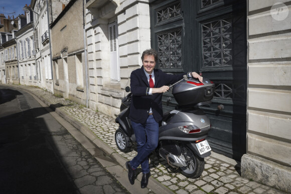 Exclusif - Le célèbre scooter de François Hollande est en vente à l'Etude Rouillac à Vendôme en Indre-et-Loire le 8 avril 2024. © Jacques Benssoussan/Bestimage