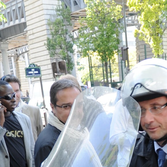 François Hollande avait été exposé dans un magazine people
François Hollande en scooter - Convention nationale du parti socialiste organisée à la Halle Freyssinet à Paris.