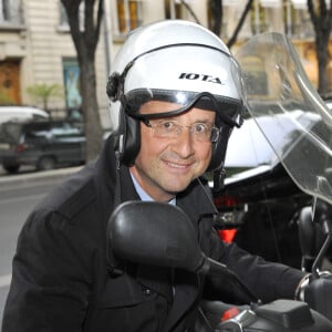 Tout le monde connaît le scooter de François Hollande
François Hollande sur son scooter - Gala de la fondation Culture et diversité au Théâtre du Rond Point à Paris.