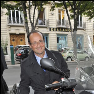 François Hollande sur son scooter - Gala de la fondation Culture et diversité au Théâtre du Rond Point à Paris.