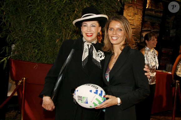 En France, à Paris, Geneviève DE FONTENAY et Sylvie TELLIER, le ballon officiel de la Coupe du Monde de rugby 2007 à la main, lors de la conférence de presse de rentrée de TF1 2007 - 2008 à L'Olympia . © Christophe Aubert via Bestimage