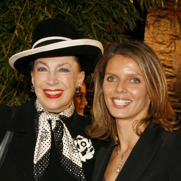 En France, à Paris, Geneviève DE FONTENAY et Sylvie TELLIER, le ballon officiel de la Coupe du Monde de rugby 2007 à la main, lors de la conférence de presse de rentrée de TF1 2007 - 2008 à L'Olympia . © Christophe Aubert via Bestimage