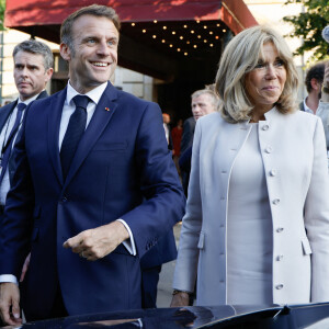 Dès son arrivée à Berlin le 26 mai 2024, le couple a été chaleureusement accueilli par la population allemande ! Une nouvelle fois, la Première Dame de France a fait l'unanimité avec ses choix vestimentaires.
Le président français, Emmanuel Macron et la première dame, Brigitte Macron accueilis par le Bourgmestre gouverneur de Berlin à la Porte de Brandebourg, lors une visite d'Etat de trois jours en Allemagne, le 26 mai 2024. © Ludovic Marin/Pool/Bestimage 