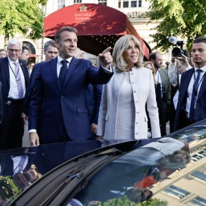 Le président français, Emmanuel Macron et la première dame, Brigitte Macron accueilis par le Bourgmestre gouverneur de Berlin à la Porte de Brandebourg, lors une visite d'Etat de trois jours en Allemagne, le 26 mai 2024. © Ludovic Marin/Pool/Bestimage  Le président français, Emmanuel Macron et la première dame, Brigitte Macron accueilis par le Bourgmestre gouverneur de Berlin à la Porte de Brandebourg, lors une visite d'Etat de trois jours en Allemagne, le 26 mai 2024. © Ludovic Marin/Pool/Bestimage  French President Emmanuel Macron (L) and his wife Brigitte Macron greet spectators in front of Berlin's Adlon Hotel after walking through the landmark Brandenburg Gate in Berlin on May 26, 2024, as part of the French president's state visit to Germany. / SOLELY FOR BESTIMAGE 