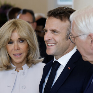 Actuellement, Emmanuel et Brigitte Macron sont en Allemagne pour une visite d'Etat de trois jours !
Emmanuel Macron et Brigitte Macron accueilis par Franck-Walter Steinmeier, président de la république fédérale d'Allemagne et madame Elke Budenbender au château de Bellevue, suivie d'une conférence de presse lors une visite d'Etat de trois jours en Allemagne, le 26 mai 2024. © Ludovic Marin/Pool/Bestimage 