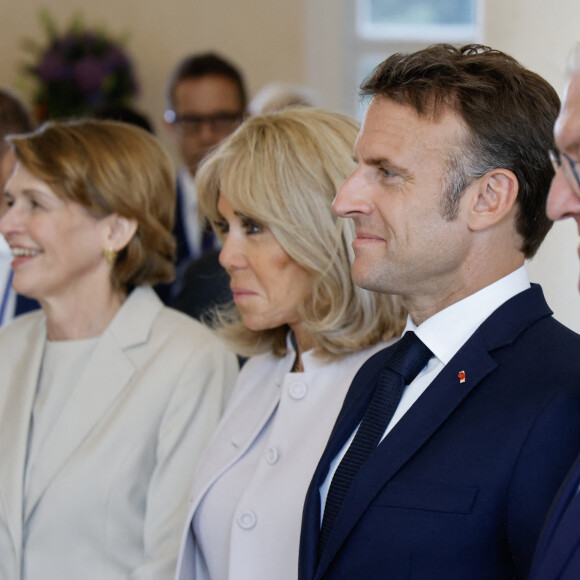 Emmanuel Macron et Brigitte Macron accueilis par Franck-Walter Steinmeier, président de la république fédérale d'Allemagne et madame Elke Budenbender au château de Bellevue, suivie d'une conférence de presse lors une visite d'Etat de trois jours en Allemagne, le 26 mai 2024. © Ludovic Marin/Pool/Bestimage  (L-R) the German President's wife Elke Buedenbender, the French president's wife Brigitte Macron, French President Emmanuel Macron and German President Frank-Walter Steinmeier pose prior talks at Bellevue presidential palace in Berlin, Germany on May 26, 2024. The French president pays a three-day state visit to Germany until May 28. 