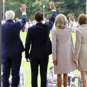 Emmanuel Macron et Brigitte Macron accueilis par Franck-Walter Steinmeier, président de la république fédérale d'Allemagne et madame Elke Budenbender au château de Bellevue, suivie d'une conférence de presse lors une visite d'Etat de trois jours en Allemagne, le 26 mai 2024. © Ludovic Marin/Pool/Bestimage  (2ndL-R) German President Frank-Walter Steinmeier, French President Emmanuel Macron and his wife Brigitte Macron and the German President's wife Elke Buedenbender wave to the crowd upon arrival at Bellevue presidential palace in Berlin, Germany on May 26, 2024. The French president pays a three-day state visit to Germany until May 28. 