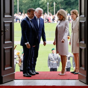 Emmanuel Macron et Brigitte Macron accueilis par Franck-Walter Steinmeier, président de la république fédérale d'Allemagne et madame Elke Budenbender au château de Bellevue, suivie d'une conférence de presse lors une visite d'Etat de trois jours en Allemagne, le 26 mai 2024. © Ludovic Marin/Pool/Bestimage  French President Emmanuel Macron (C-L) and his wife Brigitte Macron (C-R) are welcomed by German President Frank-Walter Steinmeier and his wife Elke Buedenbender at Bellevue presidential palace in Berlin, Germany on May 26, 2024. The French president pays a three-day state visit to Germany until May 28. 