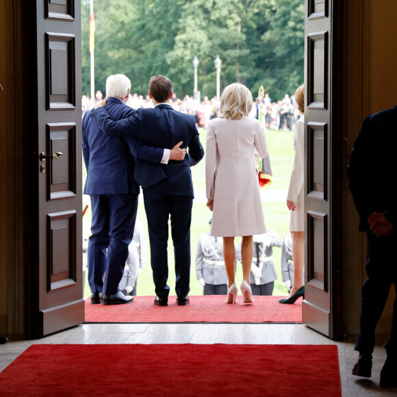 Emmanuel Macron et Brigitte Macron accueilis par Franck-Walter Steinmeier, président de la république fédérale d'Allemagne et madame Elke Budenbender au château de Bellevue, suivie d'une conférence de presse lors une visite d'Etat de trois jours en Allemagne, le 26 mai 2024. © Ludovic Marin/Pool/Bestimage  (2ndL-R) German President Frank-Walter Steinmeier, French President Emmanuel Macron and his wife Brigitte Macron and the German President's wife Elke Buedenbender greet the crowd upon arrival at Bellevue presidential palace in Berlin, Germany on May 26, 2024. The French president pays a three-day state visit to Germany until May 28. 