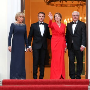 Le président français, Emmanuel Macron et la première dame, Brigitte Macron accueilis par Franck-Walter Steinmeier, président de la république fédérale d'Allemagne et madame Elke Budenbender pour un diner d'état, au château de Bellevue, lors une visite d'Etat de trois jours en Allemagne, le 26 mai 2024. © Stéphane Lemouton / Bestimage  The French President, Emmanuel Macron and the First Lady, Brigitte Macron welcomed by Franck-Walter Steinmeier, President of the Federal Republic of Germany and Mrs. Elke Budenbender for a state dinner, at Bellevue Castle, during a state visit three days in Germany 