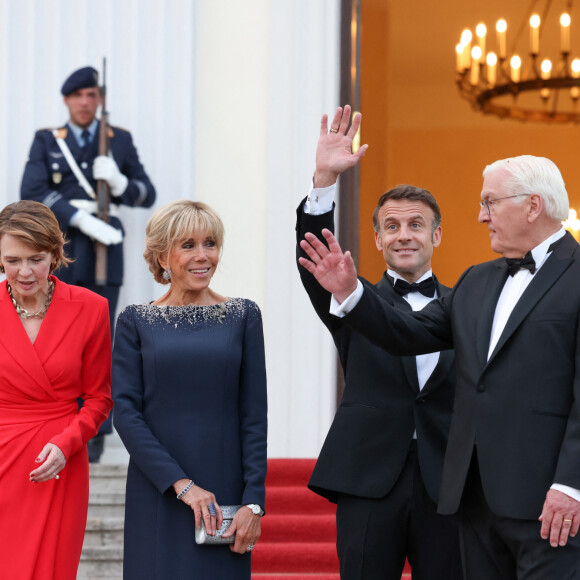 Le président français, Emmanuel Macron et la première dame, Brigitte Macron accueilis par Franck-Walter Steinmeier, président de la république fédérale d'Allemagne et madame Elke Budenbender pour un diner d'état, au château de Bellevue, lors une visite d'Etat de trois jours en Allemagne, le 26 mai 2024. © Stéphane Lemouton / Bestimage  The French President, Emmanuel Macron and the First Lady, Brigitte Macron welcomed by Franck-Walter Steinmeier, President of the Federal Republic of Germany and Mrs. Elke Budenbender for a state dinner, at Bellevue Castle, during a state visit three days in Germany 