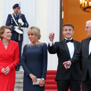 Le président français, Emmanuel Macron et la première dame, Brigitte Macron accueilis par Franck-Walter Steinmeier, président de la république fédérale d'Allemagne et madame Elke Budenbender pour un diner d'état, au château de Bellevue, lors une visite d'Etat de trois jours en Allemagne, le 26 mai 2024. © Stéphane Lemouton / Bestimage  The French President, Emmanuel Macron and the First Lady, Brigitte Macron welcomed by Franck-Walter Steinmeier, President of the Federal Republic of Germany and Mrs. Elke Budenbender for a state dinner, at Bellevue Castle, during a state visit three days in Germany 