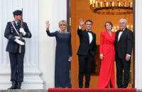 Brigitte Macron en chignon très travaillé : impériale dans une robe longue bleu nuit délicatement brodée face à ses hôtes à Berlin