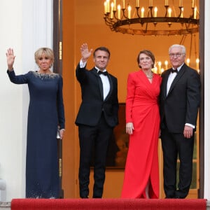 Une nouvelle et divine apparition qui a ravi la presse internationale !
Le président français, Emmanuel Macron et la première dame, Brigitte Macron accueilis par Franck-Walter Steinmeier, président de la république fédérale d'Allemagne et madame Elke Budenbender pour un diner d'état, au château de Bellevue, lors une visite d'Etat de trois jours en Allemagne © Stéphane Lemouton / Bestimage 