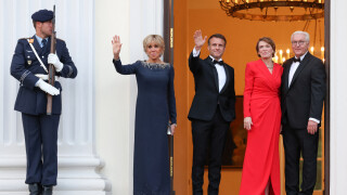 Brigitte Macron en chignon très travaillé : impériale dans une robe longue bleu nuit délicatement brodée face à ses hôtes à Berlin