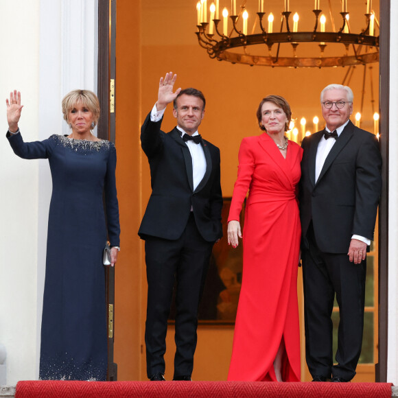 Le président français, Emmanuel Macron et la première dame, Brigitte Macron accueilis par Franck-Walter Steinmeier, président de la république fédérale d'Allemagne et madame Elke Budenbender pour un diner d'état, au château de Bellevue, lors une visite d'Etat de trois jours en Allemagne, le 26 mai 2024. © Stéphane Lemouton / Bestimage  The French President, Emmanuel Macron and the First Lady, Brigitte Macron welcomed by Franck-Walter Steinmeier, President of the Federal Republic of Germany and Mrs. Elke Budenbender for a state dinner, at Bellevue Castle, during a state visit three days in Germany 