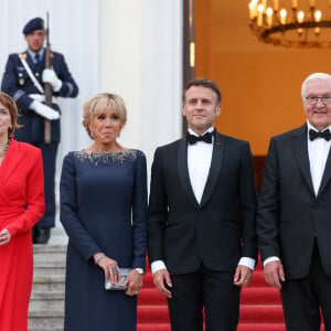 Ayant misé sur une très jolie robe droite bleu marine, la Première dame a également opté pour une jolie pochette argentée en plus de très élégants bijoux. Pour sa mise en beauté, Brigitte Macron a choisi un sublime chignon pour relever ses cheveux. Un sans-faute !
Le président français, Emmanuel Macron et la première dame, Brigitte Macron accueilis par Franck-Walter Steinmeier, président de la république fédérale d'Allemagne et madame Elke Budenbender pour un diner d'état, au château de Bellevue, lors une visite d'Etat de trois jours en Allemagne, le 26 mai 2024. © Stéphane Lemouton / Bestimage 