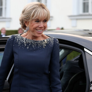 Pour rappel, Brigitte Macron et son époux ont été conviés à un dîner d'État au château de Bellevue, résidence du président allemand Frank-Walter Steinmeier, nichée à Berlin. 
Le président français, Emmanuel Macron et la première dame, Brigitte Macron accueilis par Franck-Walter Steinmeier, président de la république fédérale d'Allemagne et madame Elke Budenbender pour un diner d'état, au château de Bellevue, lors une visite d'Etat de trois jours en Allemagne, le 26 mai 2024. © Stéphane Lemouton / Bestimage 