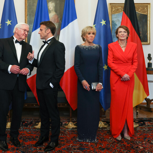 Le président français, Emmanuel Macron et la première dame, Brigitte Macron accueilis par Franck-Walter Steinmeier, président de la république fédérale d'Allemagne et madame Elke Budenbender pour un diner d'état, au château de Bellevue, lors une visite d'Etat de trois jours en Allemagne, le 26 mai 2024. © Stéphane Lemouton / Bestimage  The French President, Emmanuel Macron and the First Lady, Brigitte Macron welcomed by Franck-Walter Steinmeier, President of the Federal Republic of Germany and Mrs. Elke Budenbender for a state dinner, at Bellevue Castle, during a state visit three days in Germany 