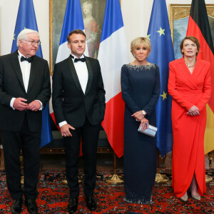 Le président français, Emmanuel Macron et la première dame, Brigitte Macron accueilis par Franck-Walter Steinmeier, président de la république fédérale d'Allemagne et madame Elke Budenbender pour un diner d'état, au château de Bellevue, lors une visite d'Etat de trois jours en Allemagne, le 26 mai 2024. © Stéphane Lemouton / Bestimage  The French President, Emmanuel Macron and the First Lady, Brigitte Macron welcomed by Franck-Walter Steinmeier, President of the Federal Republic of Germany and Mrs. Elke Budenbender for a state dinner, at Bellevue Castle, during a state visit three days in Germany 