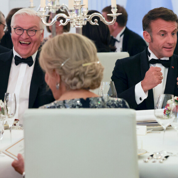 Le président français, Emmanuel Macron et la première dame, Brigitte Macron accueilis par Franck-Walter Steinmeier, président de la république fédérale d'Allemagne et madame Elke Budenbender pour un diner d'état, au château de Bellevue, lors une visite d'Etat de trois jours en Allemagne, le 26 mai 2024. © Stéphane Lemouton / Bestimage  The French President, Emmanuel Macron and the First Lady, Brigitte Macron welcomed by Franck-Walter Steinmeier, President of the Federal Republic of Germany and Mrs. Elke Budenbender for a state dinner, at Bellevue Castle, during a state visit three days in Germany 