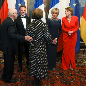 Serge et Beate Klarsfeld - Le président français, Emmanuel Macron et la première dame, Brigitte Macron accueilis par Franck-Walter Steinmeier, président de la république fédérale d'Allemagne et madame Elke Budenbender pour un diner d'état, au château de Bellevue, lors une visite d'Etat de trois jours en Allemagne, le 26 mai 2024. © Stéphane Lemouton / Bestimage  The French President, Emmanuel Macron and the First Lady, Brigitte Macron welcomed by Franck-Walter Steinmeier, President of the Federal Republic of Germany and Mrs. Elke Budenbender for a state dinner, at Bellevue Castle, during a state visit three days in Germany 