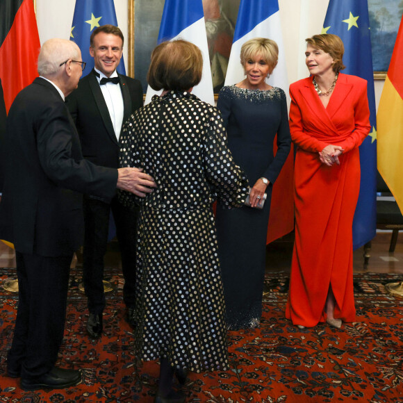 Serge et Beate Klarsfeld - Le président français, Emmanuel Macron et la première dame, Brigitte Macron accueilis par Franck-Walter Steinmeier, président de la république fédérale d'Allemagne et madame Elke Budenbender pour un diner d'état, au château de Bellevue, lors une visite d'Etat de trois jours en Allemagne, le 26 mai 2024. © Stéphane Lemouton / Bestimage  The French President, Emmanuel Macron and the First Lady, Brigitte Macron welcomed by Franck-Walter Steinmeier, President of the Federal Republic of Germany and Mrs. Elke Budenbender for a state dinner, at Bellevue Castle, during a state visit three days in Germany 