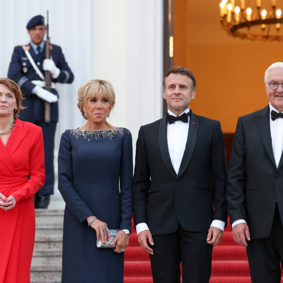 Le président français, Emmanuel Macron et la première dame, Brigitte Macron accueilis par Franck-Walter Steinmeier, président de la république fédérale d'Allemagne et madame Elke Budenbender pour un diner d'état, au château de Bellevue, lors une visite d'Etat de trois jours en Allemagne, le 26 mai 2024. © Stéphane Lemouton / Bestimage 