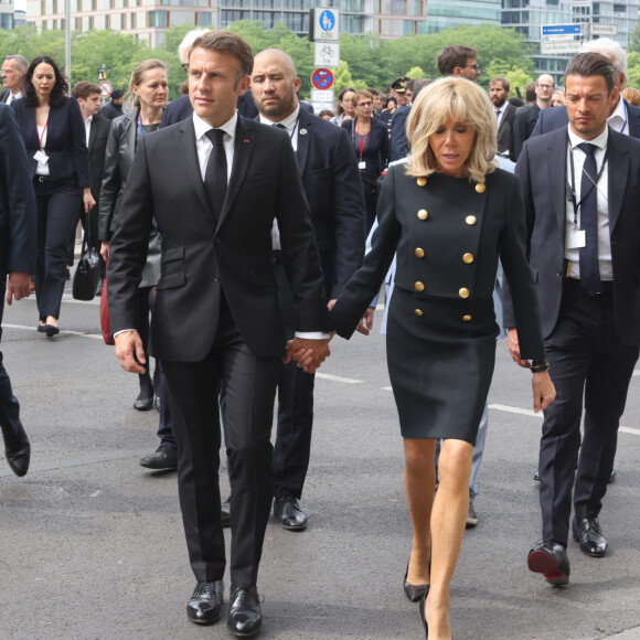 Le président français, Emmanuel Macron et la première dame, Brigitte Macron - Le président français, E.Macron et la première dame, B.Macron, F.W.Steinmeier, président de la république fédérale d'Allemagne et madame E.Budenbender, au Mémorial de l'Holocauste à Berlin, le 27 mai 2024. Les époux Klarsfeld, et leur fils A.Klarsfeld, étaient également présents. Le couple présidentiel est en visite d'Etat de trois jours en Allemagne, du 26 au 28 mai 2024. © Stéphane Lemouton / Bestimage  French President E.Macron and First Lady B.Macron, F.W.Steinmeier, President of the Federal Republic of Germany and Mrs. E.Budenbender, at the Holocaust Memorial in Berlin, May 27, 2024. The Klarsfeld couple , and their son A.Klarsfeld, were also present. The presidential couple is on a three-day state visit to Germany, from May 26 to 28, 2024.