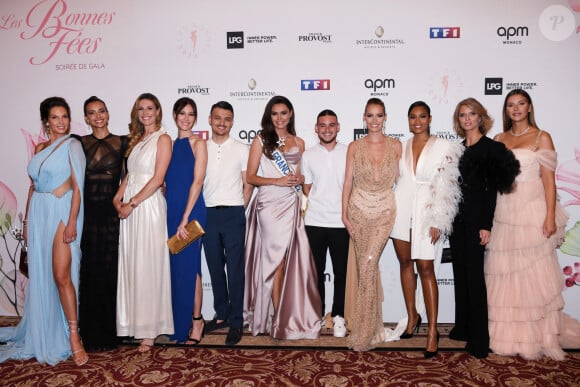 A savoir "Guess".
Mareva Georges, Marine Lorphelin, Sophie Thalmann, Mareva Galanter, Diane Leyre, Maëva Coucke, Clémence Botino, Sylvie Tellier, Camille Cerf lors du gala de l'association "Les bonnes fées" à l'InterContinental Paris. © Rachid Bellak / Bestimage