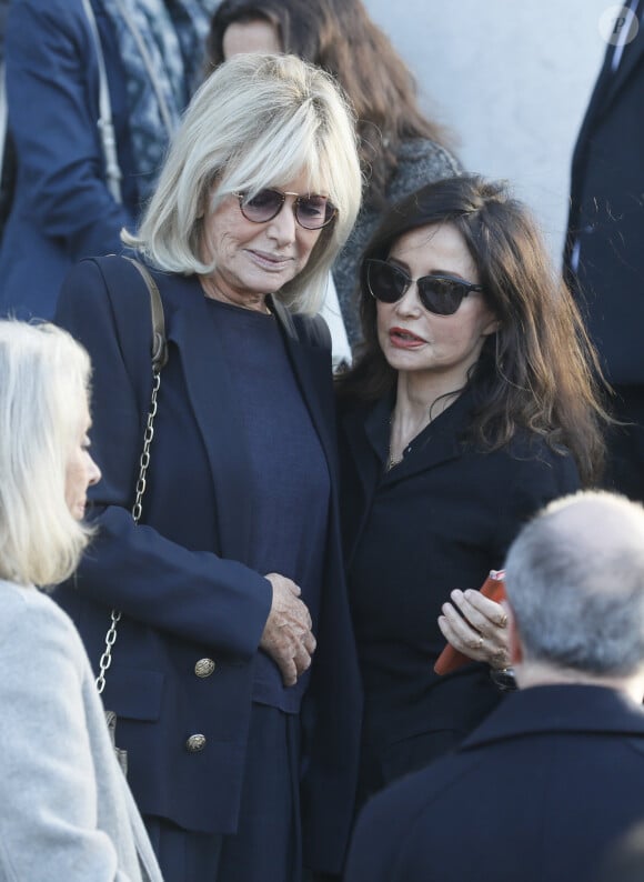 Maryse Gildas, Evelyne Bouix - Sorties des obsèques du journaliste, animateur de télévision et animateur de radio français Philippe Gildas en la salle de la Coupole au crématorium du cimetière du Père-Lachaise à Paris, France, le 5 novembre 2018. 