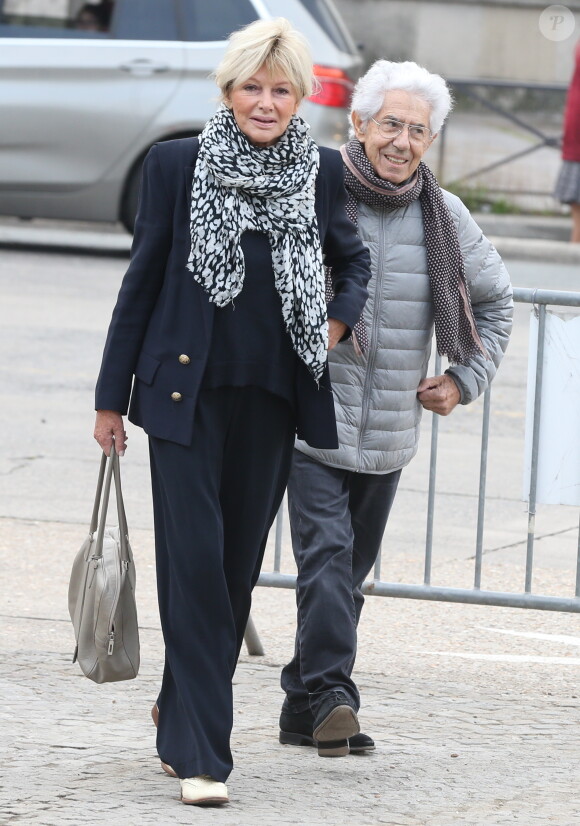 Philippe Gildas et sa femme Maryse lors des obsèques de Véronique Colucci au cimetière communal de Montrouge, le 12 avril 2018.