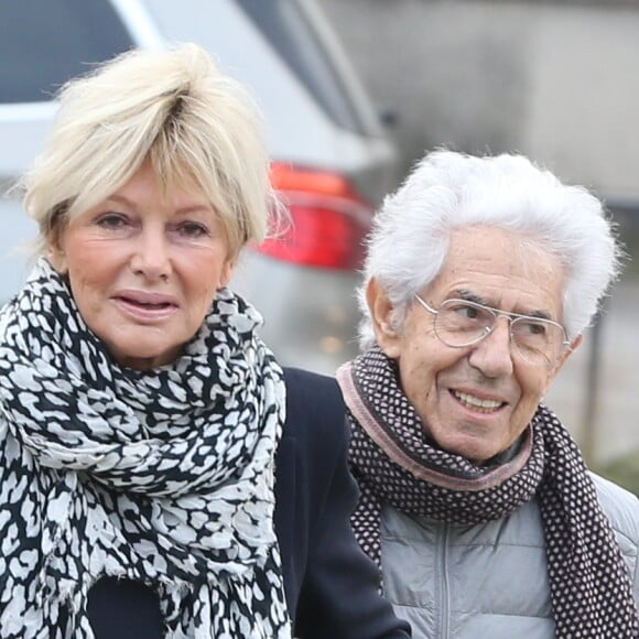 Philippe Gildas et sa femme Maryse lors des obsèques de Véronique Colucci au cimetière communal de Montrouge, le 12 avril 2018.