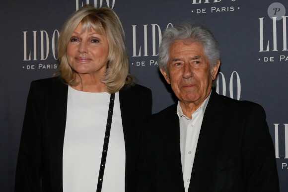 Philippe Gildas et sa femme Maryse - Photocall à l'occasion de la présentation du nouveau spectacle du Lido "Paris Merveilles" à Paris, le 8 avril 2015.