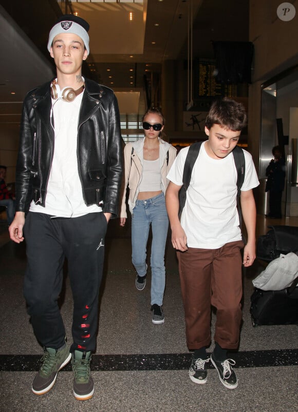 Lorsqu'ils étaient enfants.
Vanessa Paradis arrive avec ses enfants Lily-Rose Depp et Jack Depp à l'aéroport de LAX à Los Angeles. Lily-Rose Depp est accompagnée de son petit ami Ash Stymest. Le 21 mars 2016