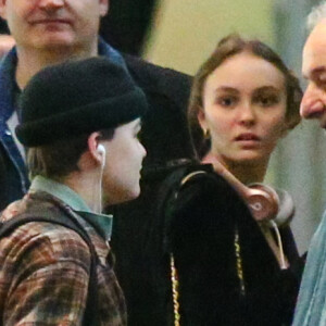 Notamment au fait qu'elle a toujours eu de bons rapports avec ses neveux Lily-Rose et Jack.
Exclusif - Vanessa Paradis vient chercher ses enfants Lily-Rose et Jack Depp à l'aéroport Roissy CDG, près de Paris le 19 mars 2017. Elle est accompagnée de son homme de confiance et chauffeur Philippe Fendt.