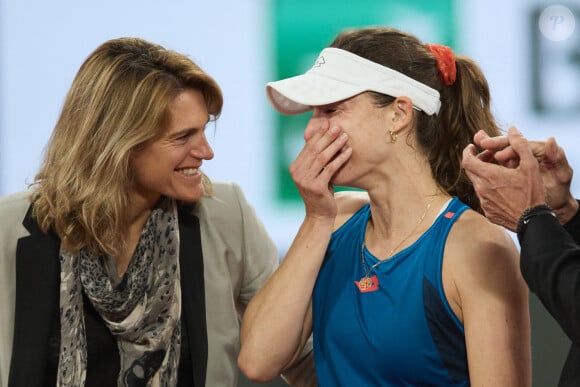 Amélie Mauresmo et Alizé Cornet - La joueuse de tennis française Alizé Cornet annonce la fin de sa carrière après avoir été battue au premier tour des Internationaux de France de tennis de Roland Garros 2024 à Paris, France, le 28 mai 2024. © Jacovides-Moreau/Bestimage  French tennis player Alizé Cornet announces the end of her career after being defeated in the first round of the 2024 Roland Garros French Open tennis tournament in Paris, France, on May 28, 2024. 