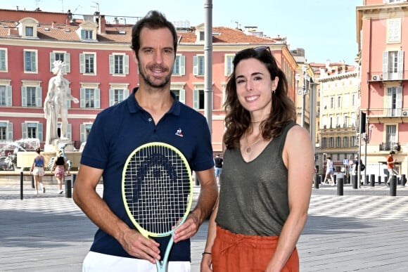 Alizé Cornet et Richard Gasquet, l'équipe de France engagée dans la Hopman Cup 2023, qui va se dérouler à Nice du 19 au 23 juillet posent sur la place Masséna, le 18 juillet 2023. Une première en Europe pour la Hopman Cup qui s’était toujours déroulée en Australie depuis sa création en 1989. Seule compétition de haut niveau proposant des rencontres mixtes, elle n’a pas eu lieu depuis 2019. Sur cinq jours, elle mettra aux prises six équipes, réparties en deux poules. La programmation est la suivante : simple dames, puis simple hommes, et enfin le double mixte pour finir la soirée. La grande finale est prévue le dimanche, alors que 20 000 spectateurs sont attendus sur toute la durée du tournoi. Parmi les participantes, on a Richard Gasquet et Alizé Cornet, pour l'équipe de France, mais aussi le champion Carlos Alcaraz et Rebeka Masarova, de l'équipe espagnole, ou David Goffin et Elise Mertens, de l'équipe belge. © Bruno Bebert/Bestimage  Members of the French tennis team Richard Gasquet and Alize Cornet pose on the eve of the Hopman Cup tennis tournament in Nice, France, on July 18, 2023. 