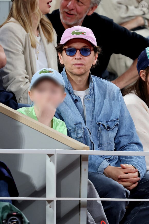 Le chanteur Raphael et son fils Aliocha dans les tribunes pour le premier tour des Internationaux de France de tennis de Roland Garros 2024 opposant R.Nadal (Rafa) à A.Zverev, à Paris, France, le 27 mai 2024. © Jacovides-Moreau/Bestimage