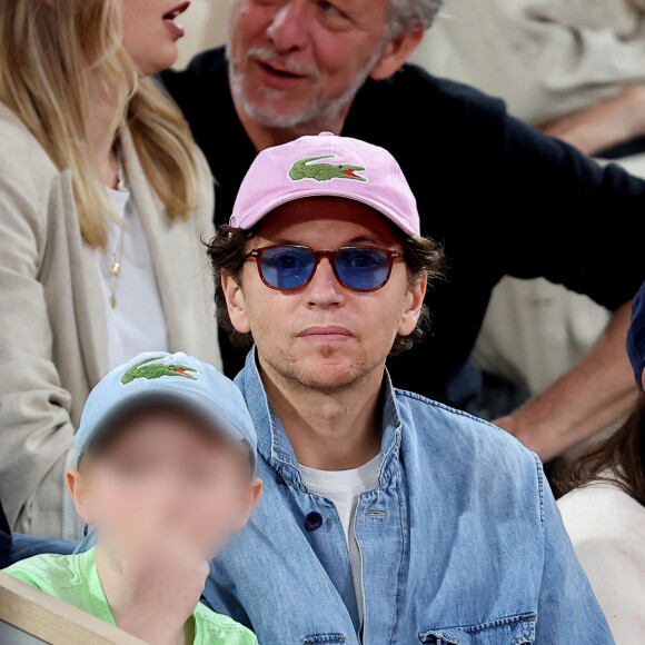 Le chanteur Raphael et son fils Aliocha dans les tribunes pour le premier tour des Internationaux de France de tennis de Roland Garros 2024 opposant R.Nadal (Rafa) à A.Zverev, à Paris, France, le 27 mai 2024. © Jacovides-Moreau/Bestimage
