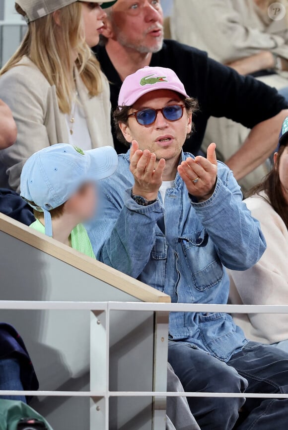 Tous les deux ont eu des discussions enflammées sur le tennis. 
Le chanteur Raphael et son fils Aliocha dans les tribunes pour le premier tour des Internationaux de France de tennis de Roland Garros 2024 opposant R.Nadal (Rafa) à A.Zverev, à Paris, France, le 27 mai 2024. © Jacovides-Moreau/Bestimage