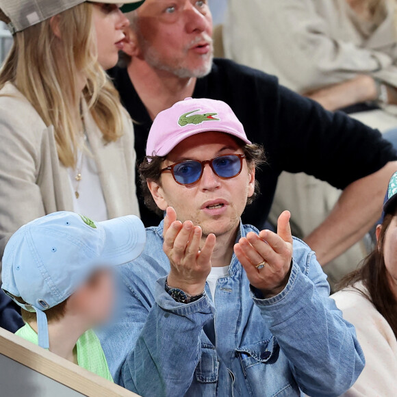 Tous les deux ont eu des discussions enflammées sur le tennis. 
Le chanteur Raphael et son fils Aliocha dans les tribunes pour le premier tour des Internationaux de France de tennis de Roland Garros 2024 opposant R.Nadal (Rafa) à A.Zverev, à Paris, France, le 27 mai 2024. © Jacovides-Moreau/Bestimage