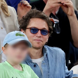 Le chanteur Raphael et son fils Aliocha dans les tribunes pour le premier tour des Internationaux de France de tennis de Roland Garros 2024 opposant R.Nadal (Rafa) à A.Zverev, à Paris, France, le 27 mai 2024. © Jacovides-Moreau/Bestimage