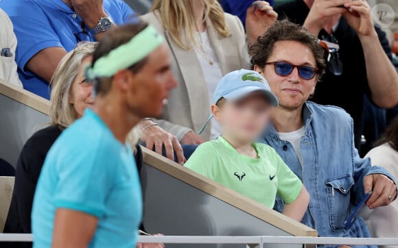 Le chanteur Raphael et son fils Aliocha dans les tribunes pour le premier tour des Internationaux de France de tennis de Roland Garros 2024 opposant R.Nadal (Rafa) à A.Zverev, à Paris, France, le 27 mai 2024. © Jacovides-Moreau/Bestimage